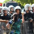 Vajzat dhe gratë e Revolucionit Flamingo që i qëndrojnë përballë dhunës policore